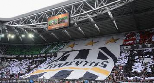 Striscione tifosi Juventus inneggia alla strage di Superga: Noi di Torino orgoglio e vanto voi solo uno schianto